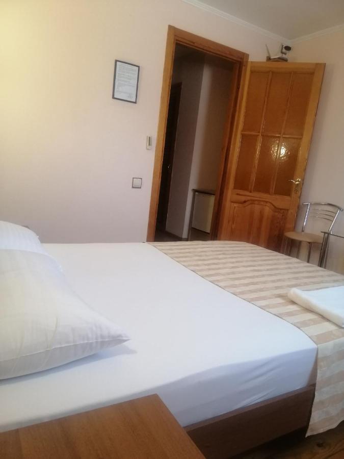 Hotel Gostiniy Dvor Non-Stop à Kherson Extérieur photo