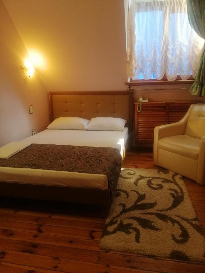 Hotel Gostiniy Dvor Non-Stop à Kherson Extérieur photo
