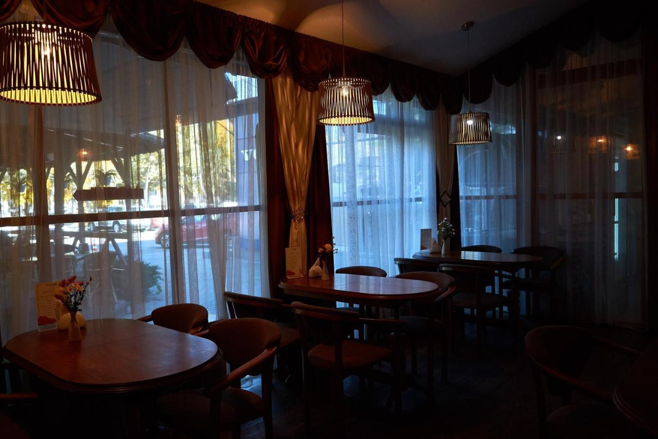 Hotel Gostiniy Dvor Non-Stop à Kherson Extérieur photo